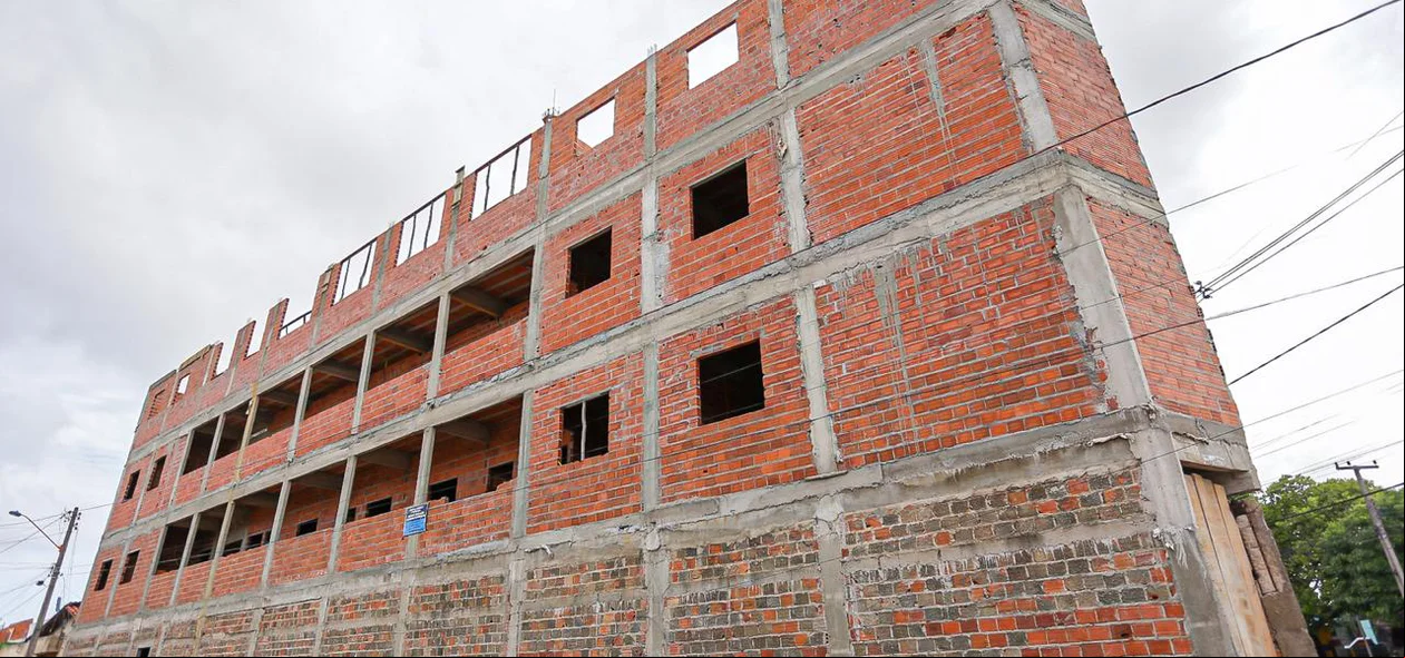 Moradores temem o desabamento do prédio