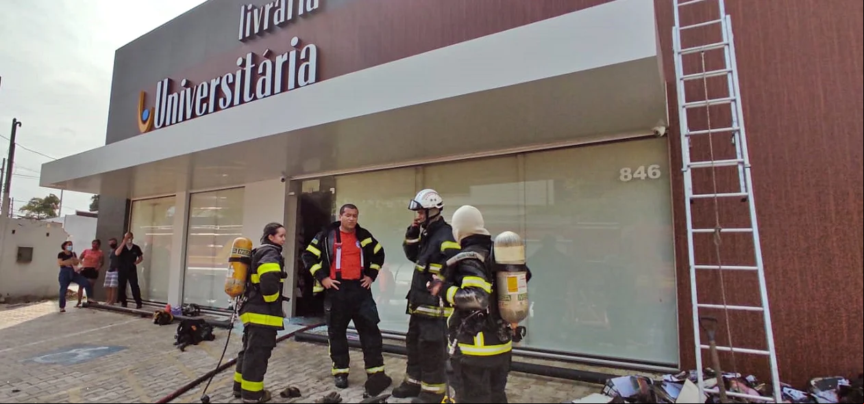 Bombeiros no local
