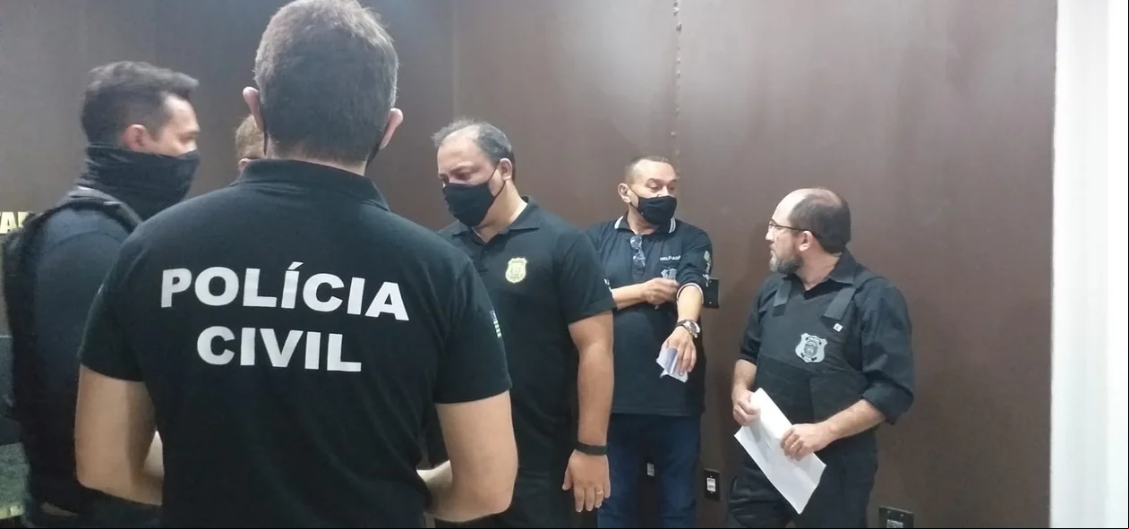 Policiais civis durante operação