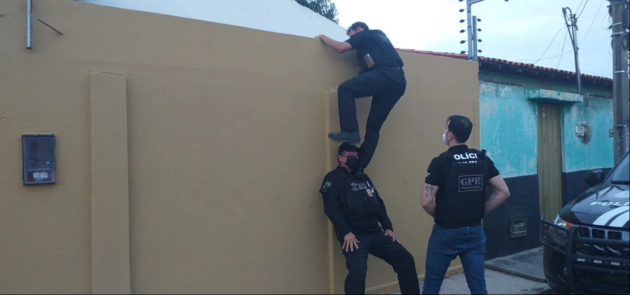 Policiais dando cumprimento a um mandado de busca e apreensão