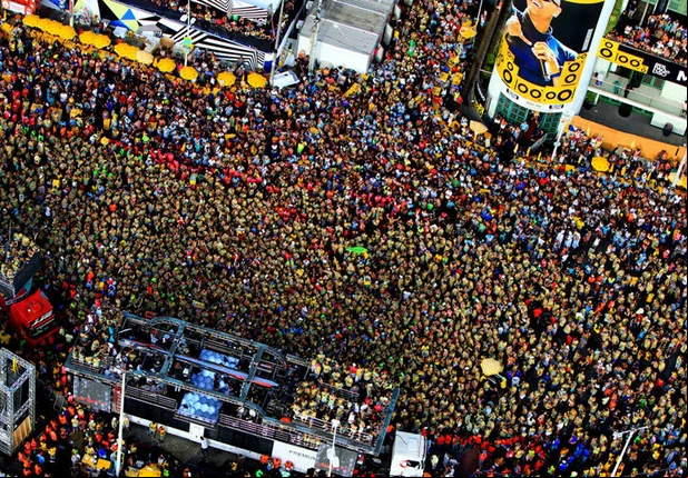 Desfile em Salvador no último carnaval antes do avanço da covid-19