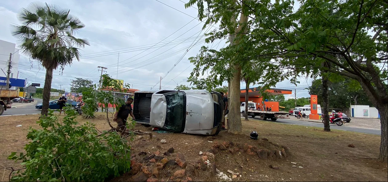 Carro capotado na zona leste