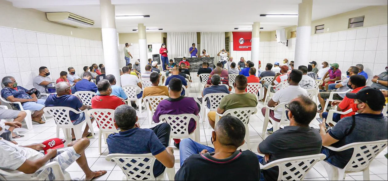 Assembleia geral dos motoristas e cobradores de ônibus
