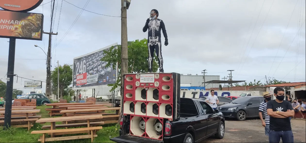 Manifestante em cima do carro de som