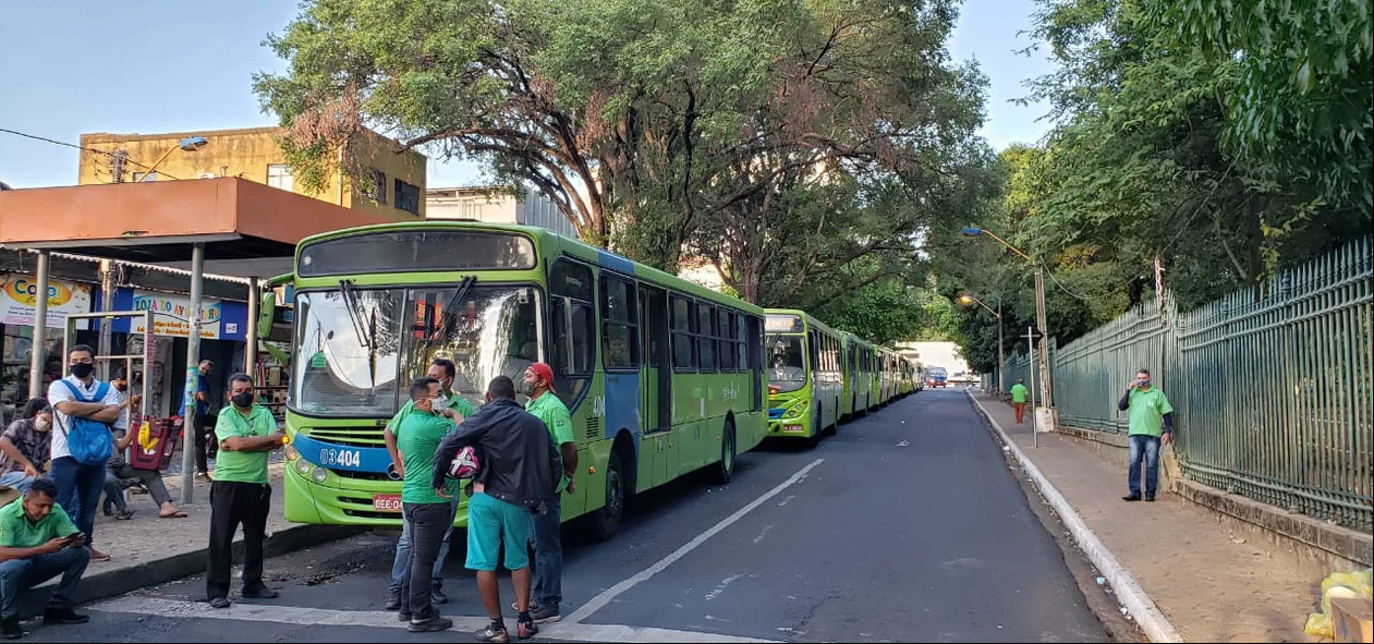 Os manifestantes iniciaram a paralisação na Praça da Bandeira