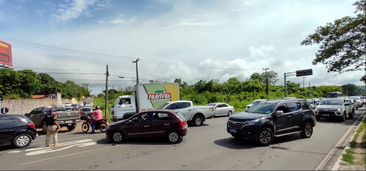 Trânsito sendo desviado para rua lateral