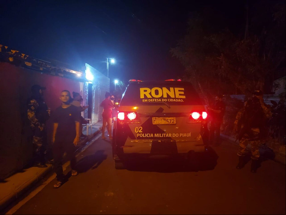 Viatura da RONE no local do crime