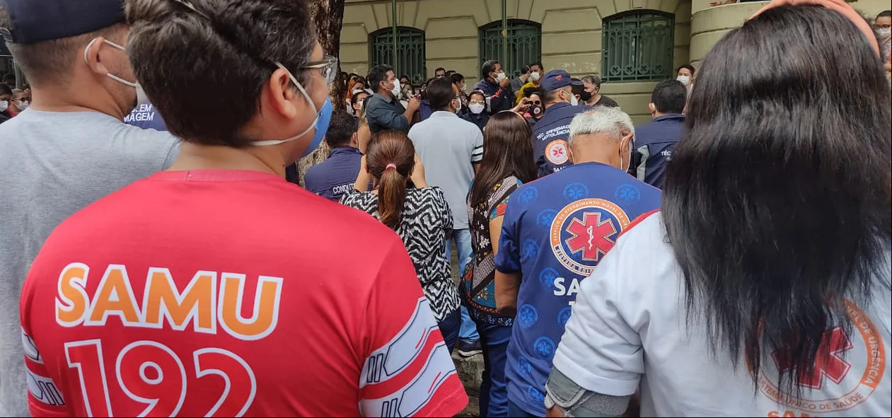 Profissionais em frente à Prefeitura de Teresina