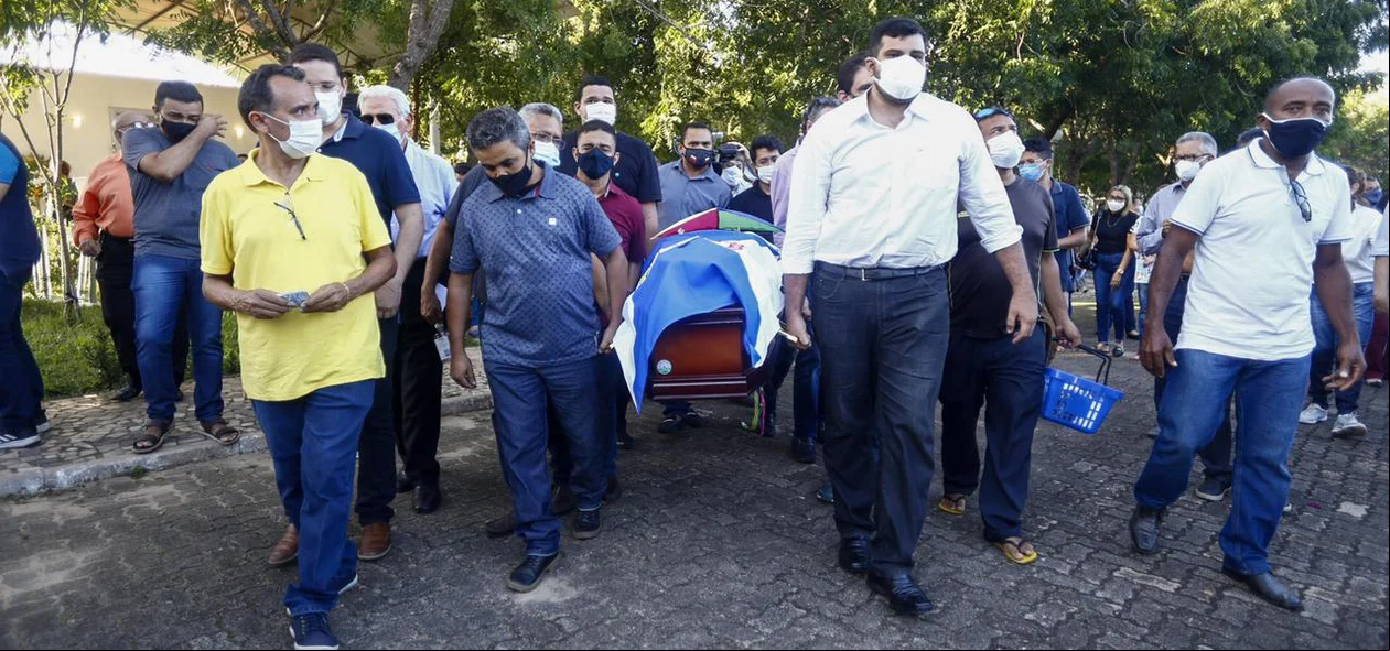 Familiares e amigos levam o caixão de Firmino Filho