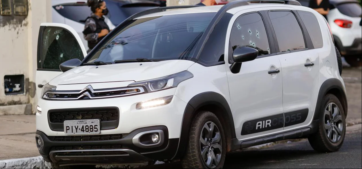 Carro com marcas de tiro