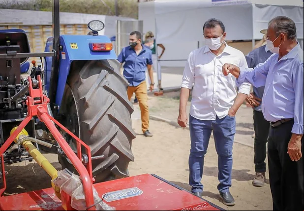 Deputado federal Fábio Abreu entrega trator para produção rural
