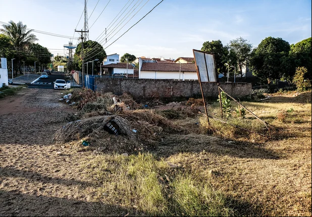 O lixo chega a atrapalhar a rua