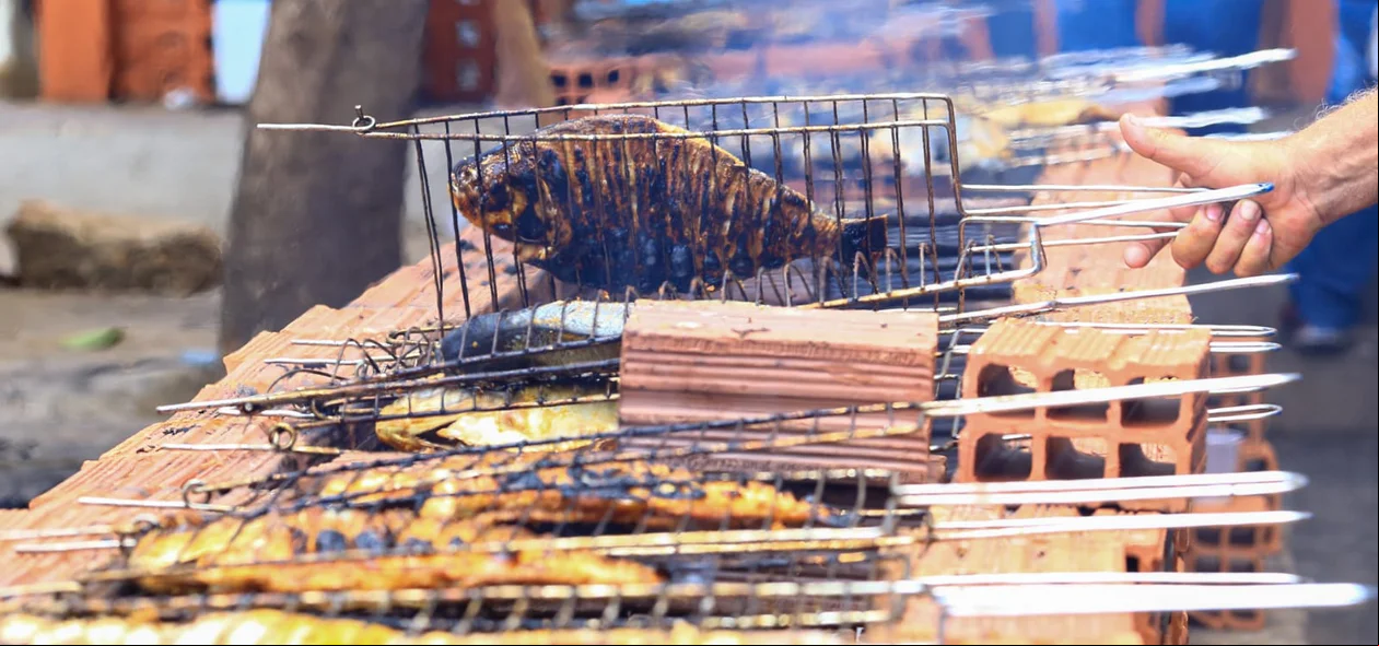 Peixe assado para degustação durante todo o dia no mercado do peixe