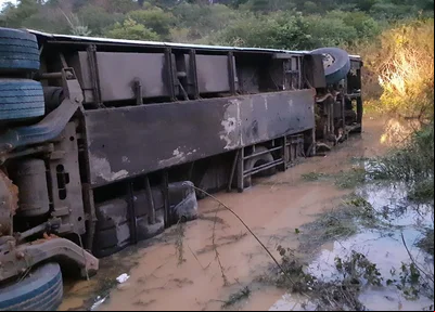 Acidente com ônibus deixa vários feridos na BR 135 no Piauí
