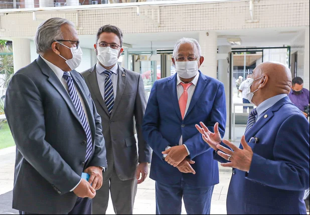 Autoridades participaram da visita