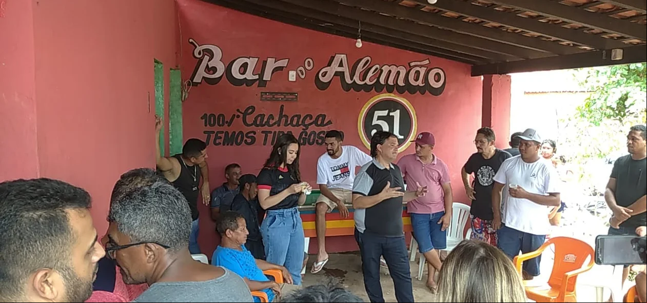 Dr. Betinho conversa com moradores