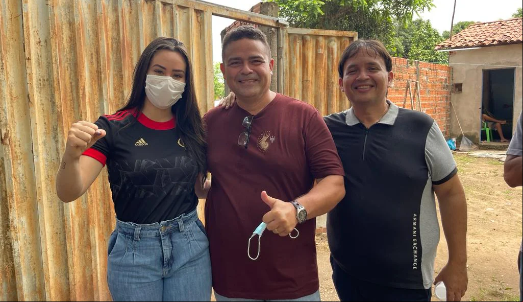 Fernanda Gomes e Dr. Betinho com morador