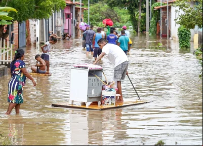 Moradores da região improvisaram formas de retirar seus pertences do local alagado
