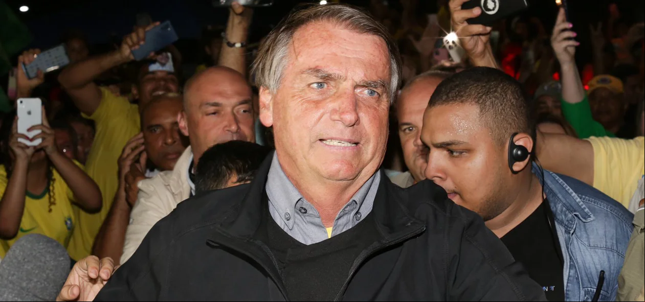 Presidente Bolsonaro sendo escoltado