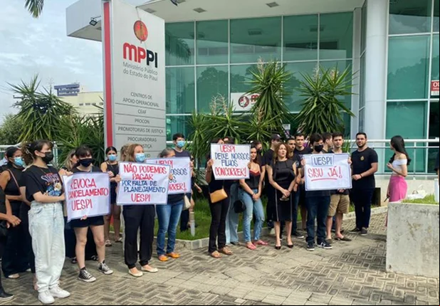 Grupo de pais e estudantes manifestam contra o cancelamento de vagas para Sisu na Universidade Estadual do Piauí