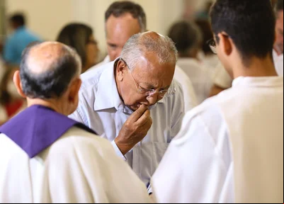 Dr. Pessoa tomando a hóstia sagrada