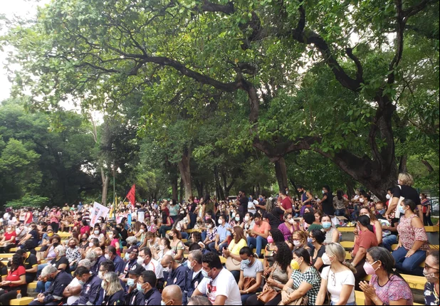 Assembleia realizada pelos professores na Praça da Bandeira