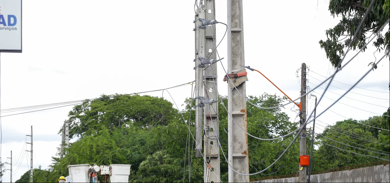Raio destrói postes e causa transtorno na zona Leste de Teresina