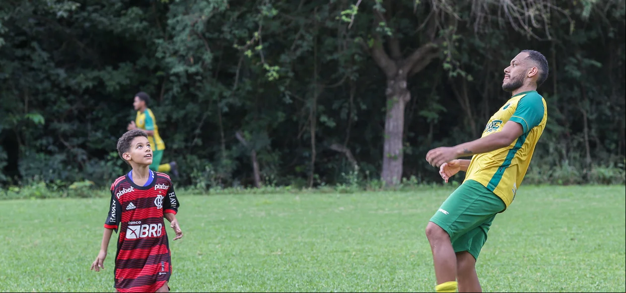Davi jogando com seu pai