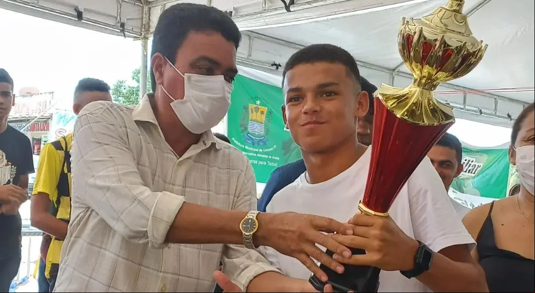 Prefeito Marcelino entrega premiação