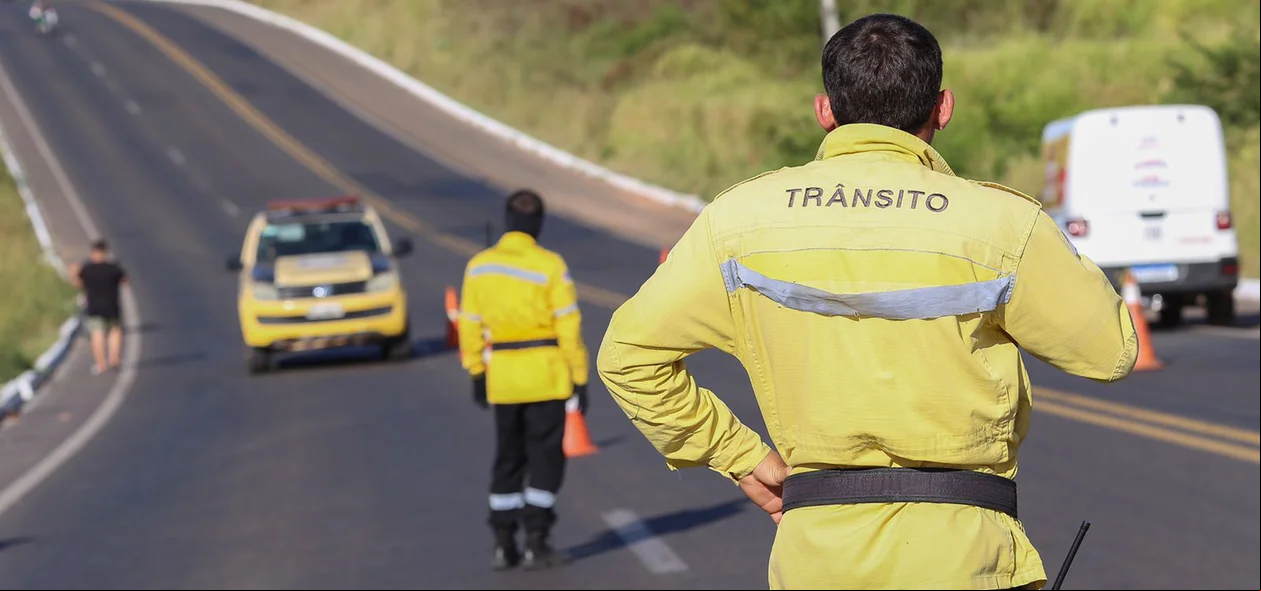 Agentes de trânsito no local