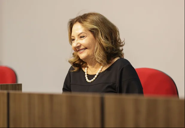 Desembargadora Liana Chaib sendo empossada