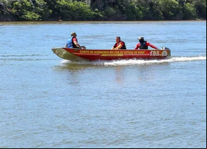 Equipe de bombeiros em buscas no Rio Parnaíba