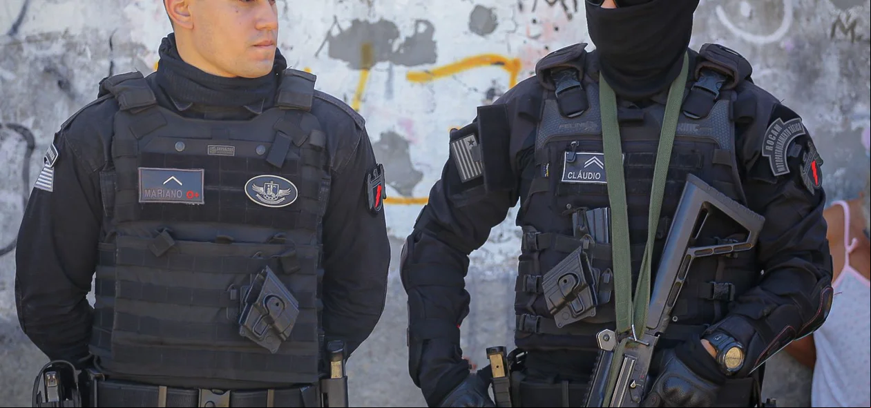Policiais isolaram o local até a chegada da polícia