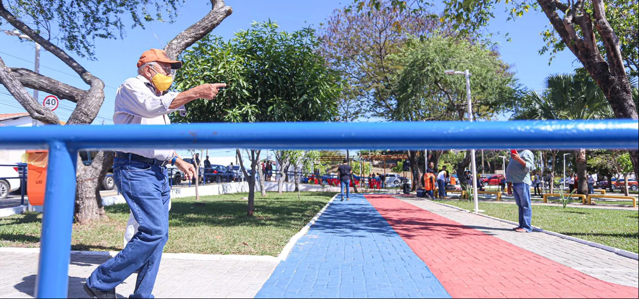 Prefeito D. Pessoa vistoriando a obra de reforma da praça