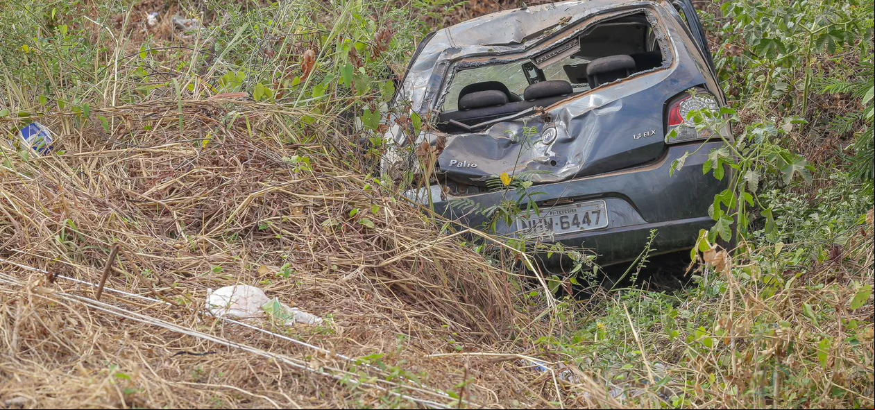 Carro destruído ficou fora da pista