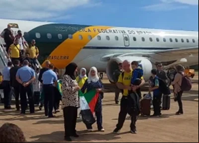 Avião que traz brasileiros vindos da Cisjordânia pousa em Brasília