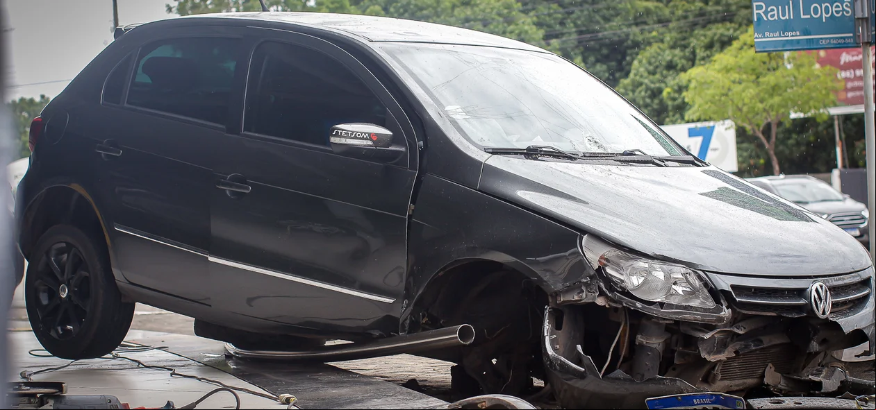 Carro ficou suspenso e preso com o impacto