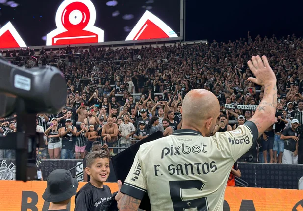 Fábio Santos se despede da torcidas do Corinthians ao ser substituído