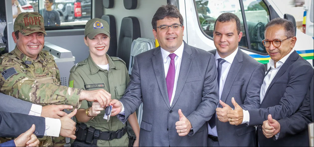 Governado entrega novas vans e viaturas para Polícia Militar