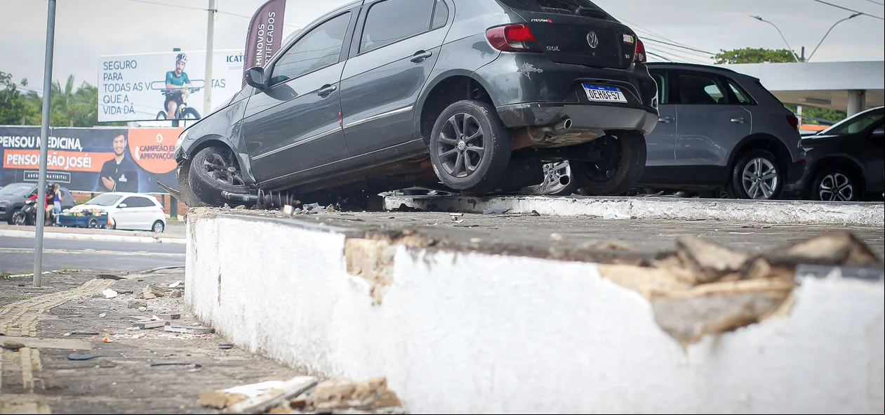 Veículo transportava cinco pessoas no momento do acidente