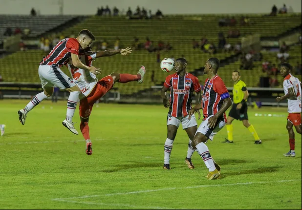 Edinaldo (4 de Julho) brigando pela bola dentro da área do River