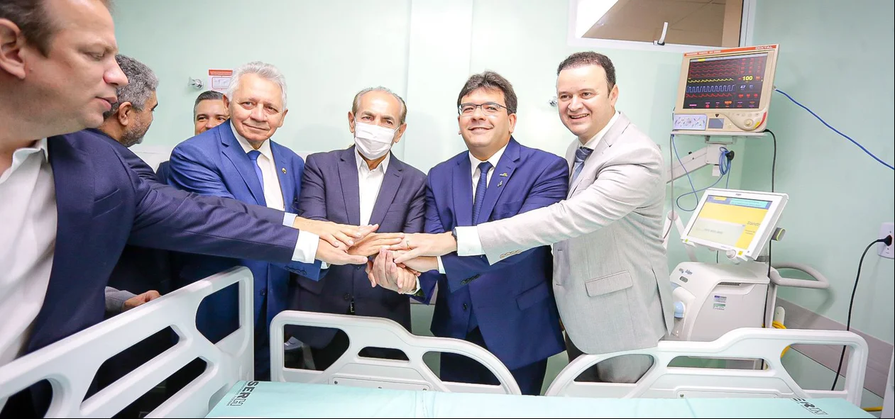 Autoridades participam da entrega de 20 novos leitos para o Hospital Universitário