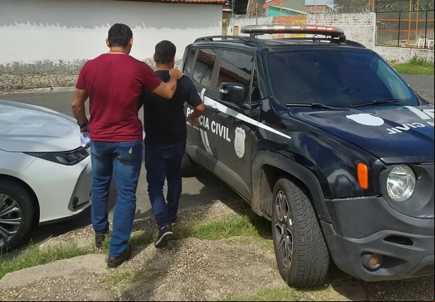 Empresário sendo conduzido pela polícia