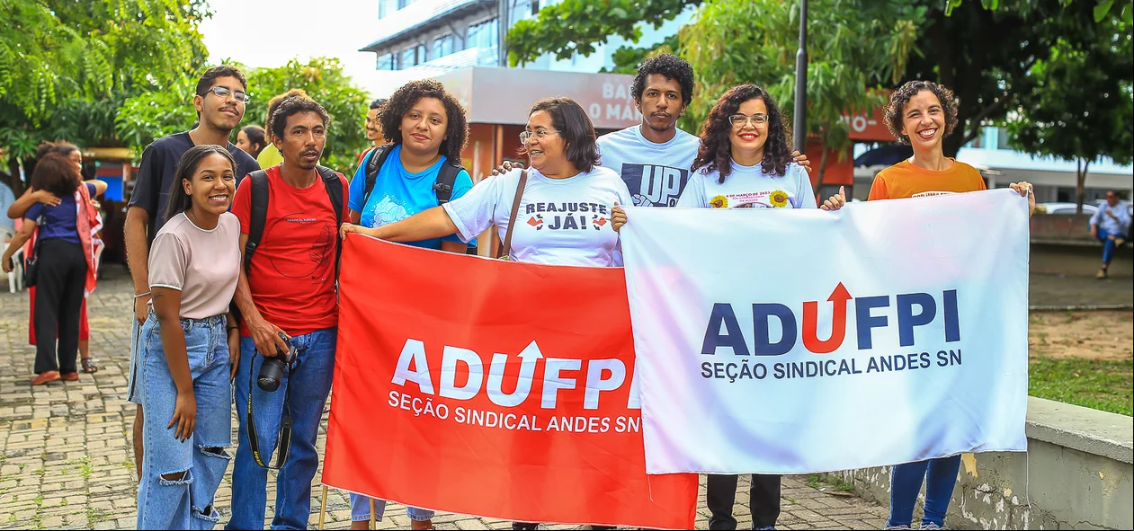 Manifestação aconteceu na tarde desta quinta-feira