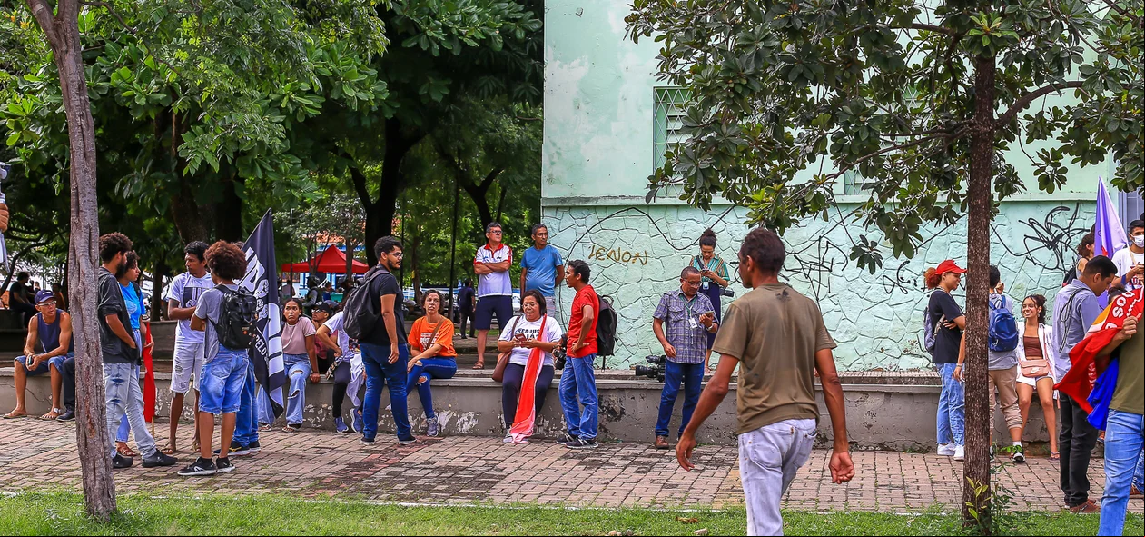 Manifestantes na Praça do Fripisa em Teresina
