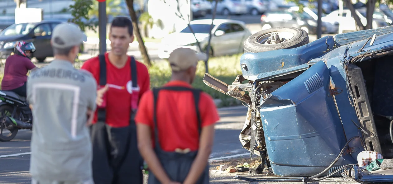Bombeiros conseguiram tirar o motorista preso nas ferragens