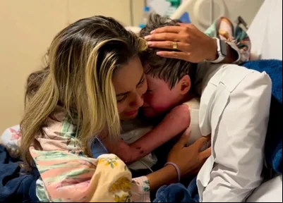 Mãe abraçando filho