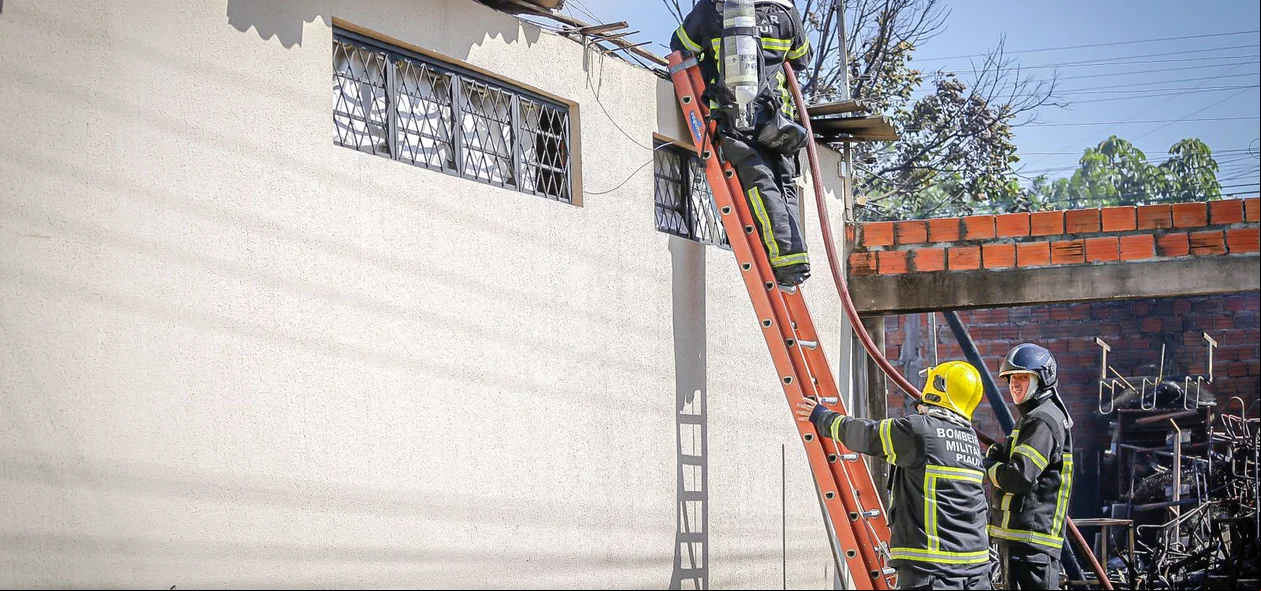 Bombeiros em ação no combate às chamas na fábrica de estofados no Parque Poti