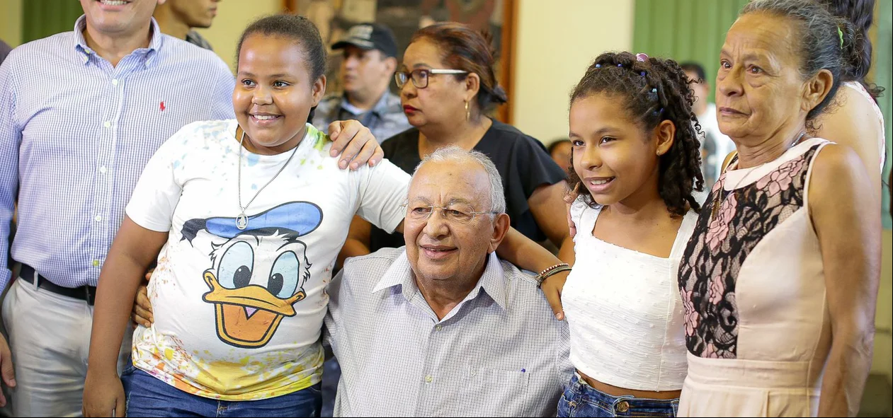 Dr. Pessoa tira foto com a comunidade