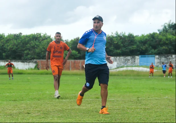 Oliveira Canindé dando orientações para os jogadores do Parnahyba